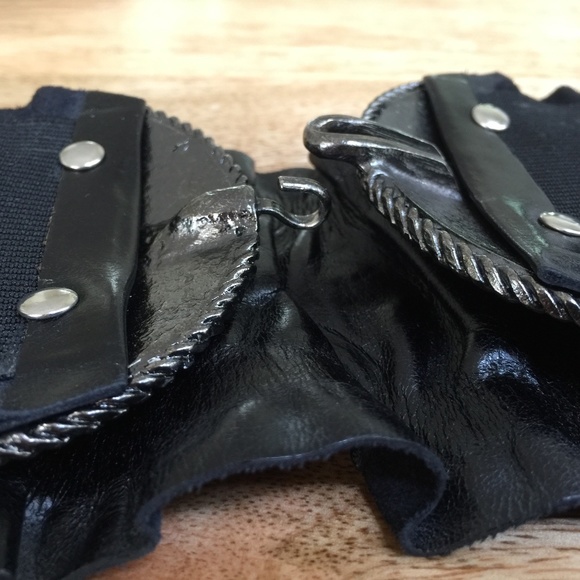 Black ruffled stretch belt with metal hook and loop buckle - Picture 5 of 8